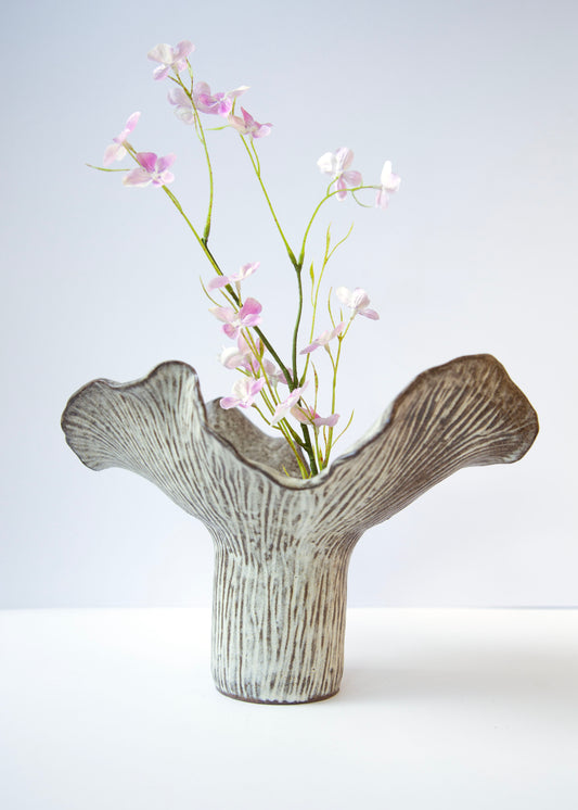KURAI HANA PEDESTAL VASE